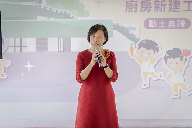 東園國小校長曾玉蓮致詞。