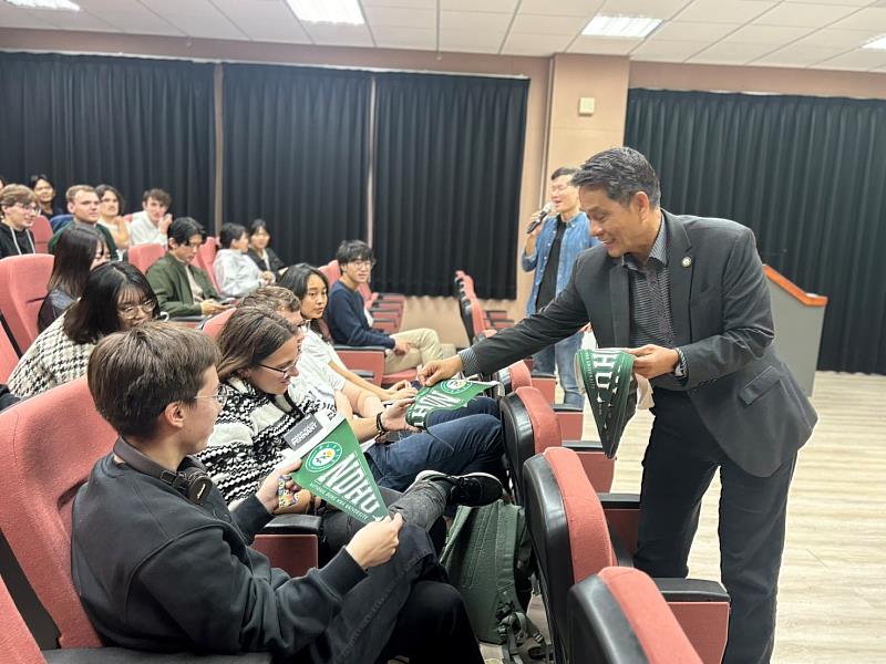 東華大學徐輝明校長親自頒贈交換生紀念品，表達歡迎與祝福。