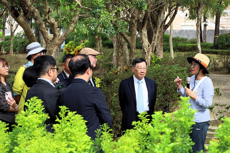 生態專家暨醫技系助理教授張筱筠親自導覽,帶領大家一站一站解鎖校園生態密碼。