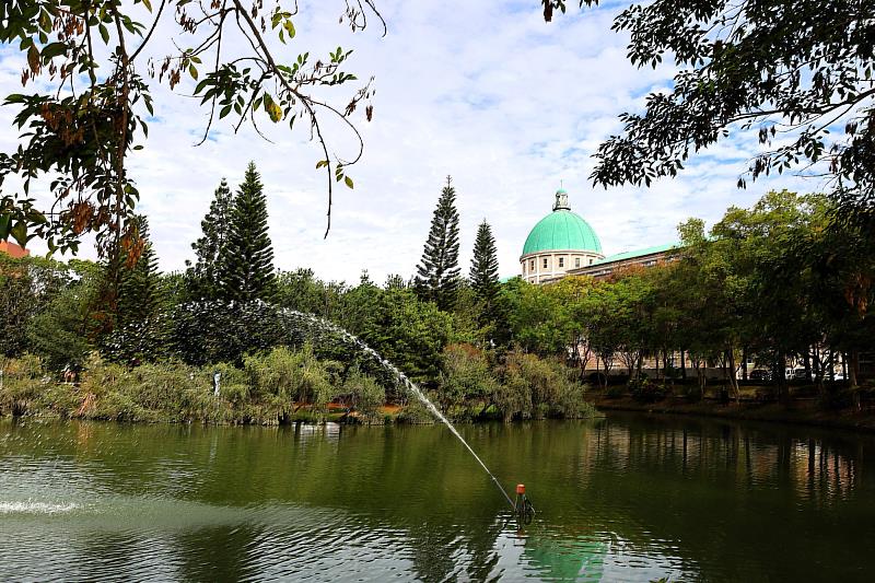 「太極湖永續走廊」以校內生態最豐富的太極湖為核心，打造跨域學習綠色教室。