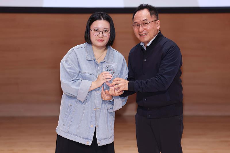 世新新聞系學生籃沁妤（左）榮獲2025 PeoPo公民新聞獎短片報導學生組。（公視提供）