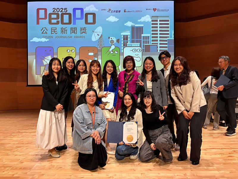 世新新聞系入圍及獲得2025 PeoPo公民新聞獎的學生與指導老師陳秀鳳慶祝佳績。（世新大學提供）