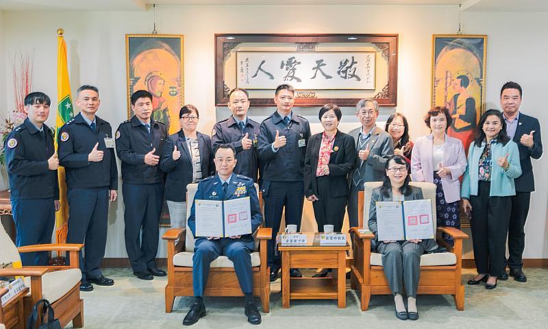 文藻外語大學與空軍軍官學校完成締約後，與會人員合影留念，見證兩校合作交流的重要時刻。