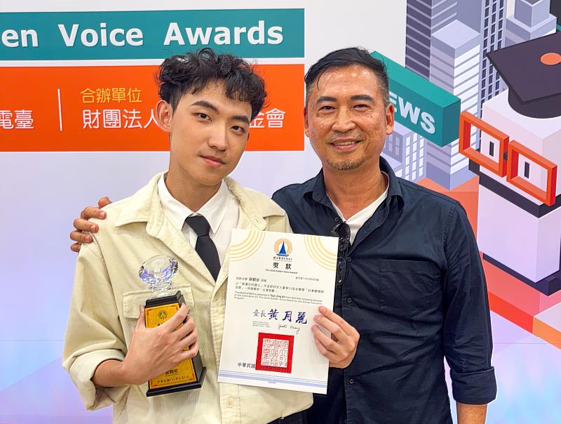 蔡覲安（左）與世新廣電系同學合作的廣播節目《被遺忘的國土》榮獲第22屆金聲獎社會關懷節目獎，右為指導老師宋修聖。（蔡覲安提供）