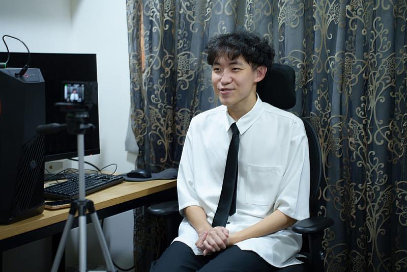 蔡覲安經營YouTube頻道「蔡黑皮」，訂閱人數超過26萬，總觀看次數突破5661萬次。（交通部提供）