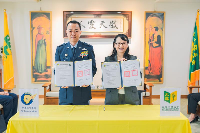 文藻外語大學結盟空軍軍官學校,共同培育國際跨域專業人才。圖為文藻外語大學莊慧玲校長(右)與空軍軍官學校黃盈捷校長(左)於締約後合影。