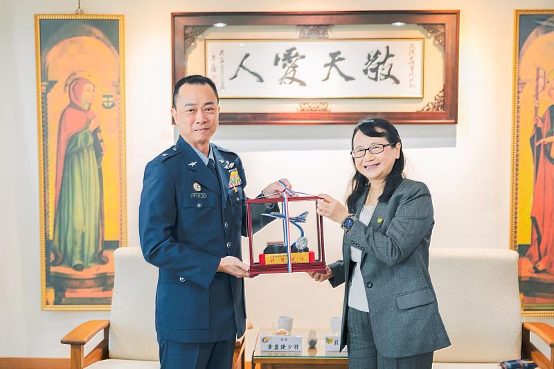 空軍軍官學校黃盈捷校長(左)回贈「勇鷹號新式高級教練機模型」,予文藻外語大學莊慧玲校長(右)留念,象徵雙方友好合作。