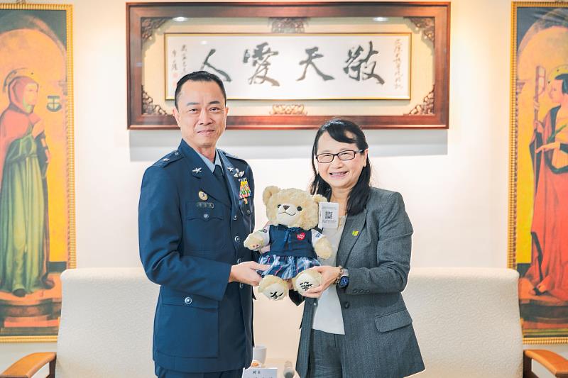 文藻外語大學莊慧玲校長(右)致贈吉祥物「文藻熊」予空軍軍官學校黃盈捷校長(左),象徵兩校交流合作情誼。