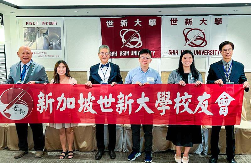 世新大學校友會總會理事長林俊杰（左3）等代表與新加坡世新大學校友會代表合影。（世新大學提供）