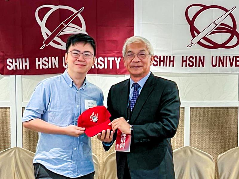 世新大學校長陳清河（右）致贈紀念品予新加坡世新大學校友會會長張友成（左）。（世新大學提供）