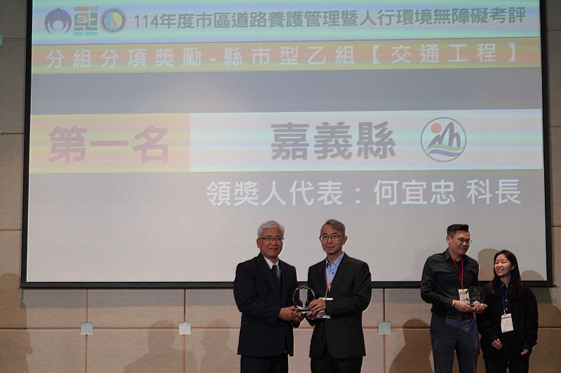 嘉義縣打造友善行人科技城 獲市區道路養護暨人行環境考評甲等肯定