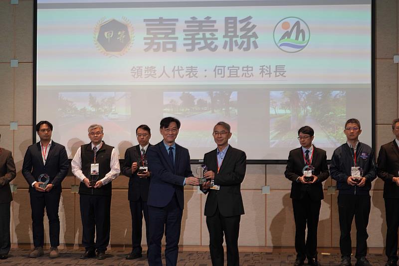 嘉義縣打造友善行人科技城 獲市區道路養護暨人行環境考評甲等肯定