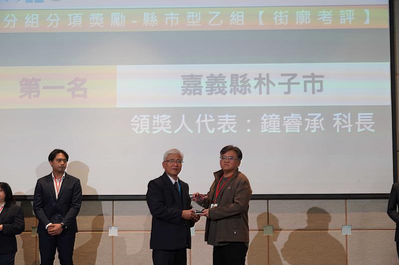 嘉義縣打造友善行人科技城 獲市區道路養護暨人行環境考評甲等肯定