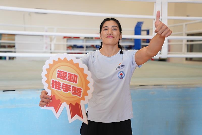 拳擊女王陳念琴於運動推手獎拍攝現場，展現拳擊臺下活潑的一面。