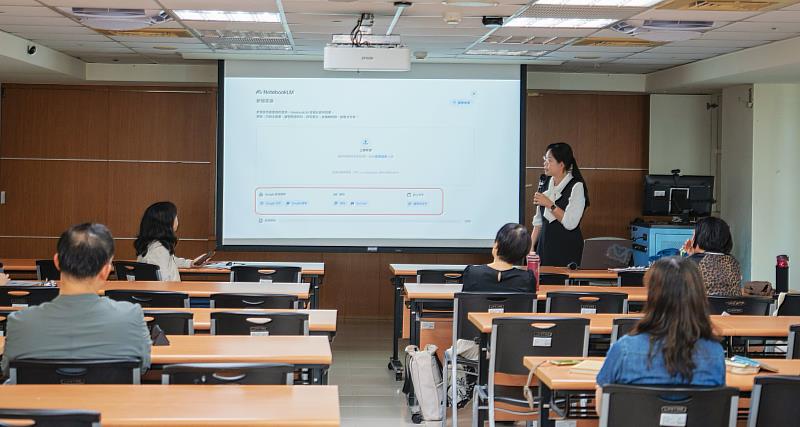 文藻外大國際事務系吳紹慈老師（前）進行AI融入教案分享。