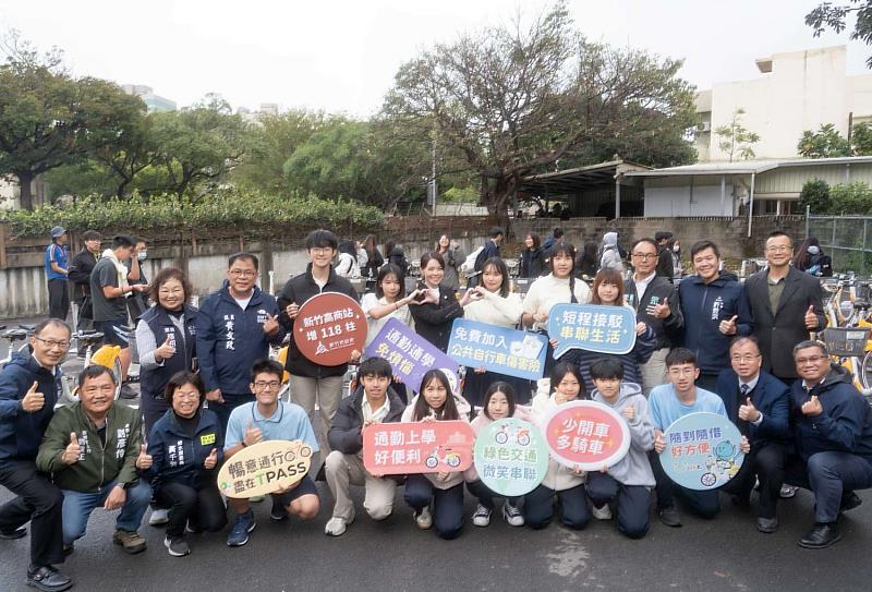 新竹高商增設118柱YouBike車柱,市長高虹安視察合影。