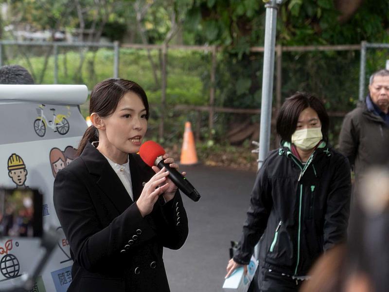市長高虹安致詞,希望透過增設車柱,能讓學生在上下學時段不再為搶車而奔跑。