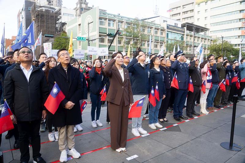 升旗典禮由竹市射箭選手譚雅婷、新竹高中合唱團領唱國歌。