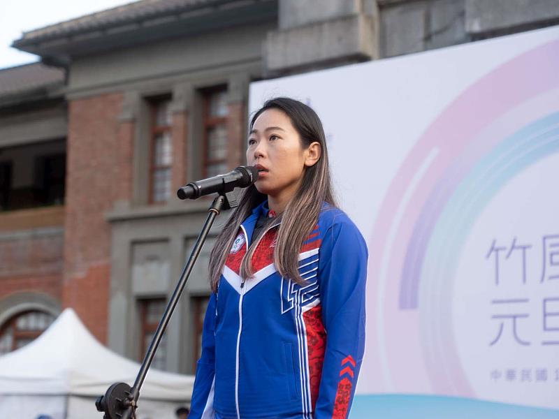 升旗典禮由竹市射箭選手譚雅婷、新竹高中合唱團領唱國歌。