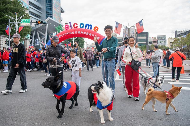 有民眾帶著穿上國旗裝的毛小孩一同迎新