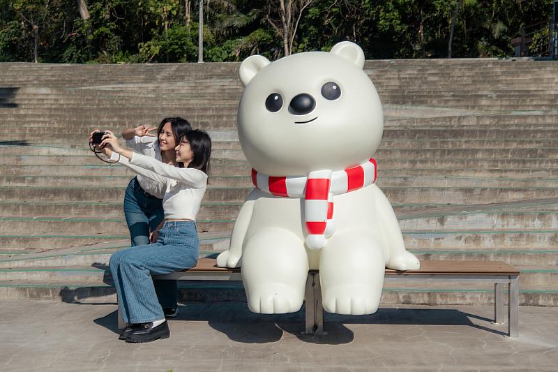 2026 元旦第一拍 嘉義市蘭潭姊妹亭大白熊等你來合影