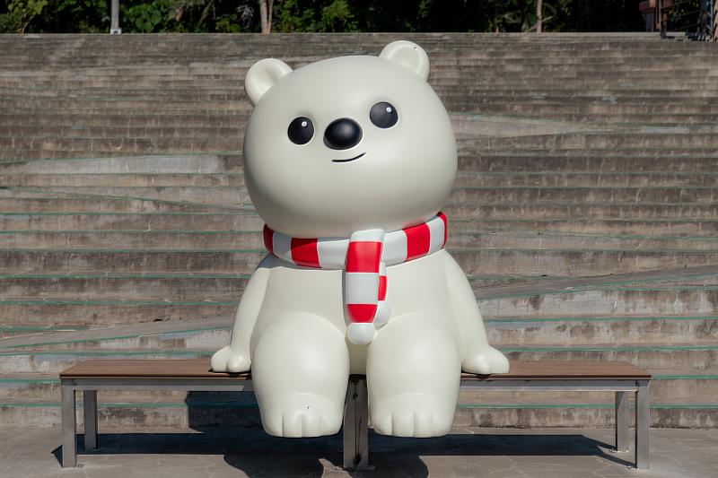 蘭潭姊妹亭新設「大白熊」，可愛療癒的造型 成為最適合美拍打卡新景點