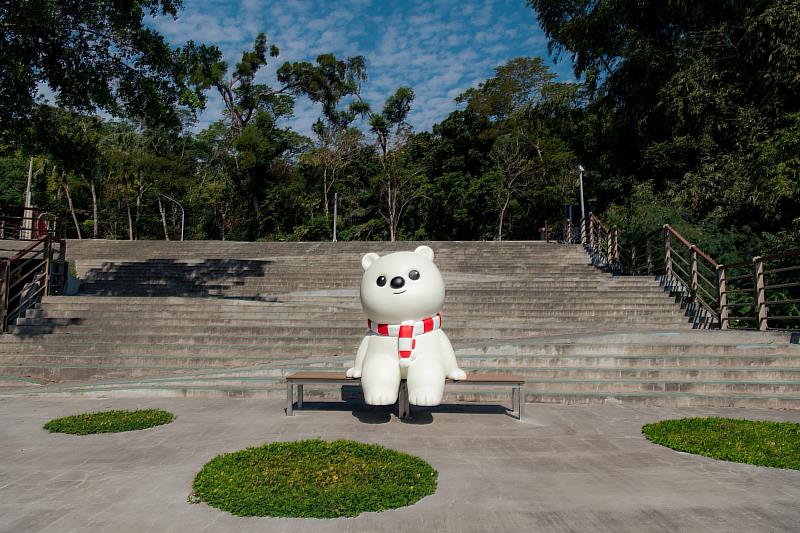 蘭潭姊妹亭新設「大白熊」，可愛療癒的造型搭配湖光山色成為打卡新景點