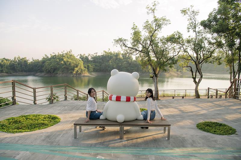 蘭潭姊妹亭新設「大白熊」，可愛療癒的造型搭配湖光山色成為打卡新景點