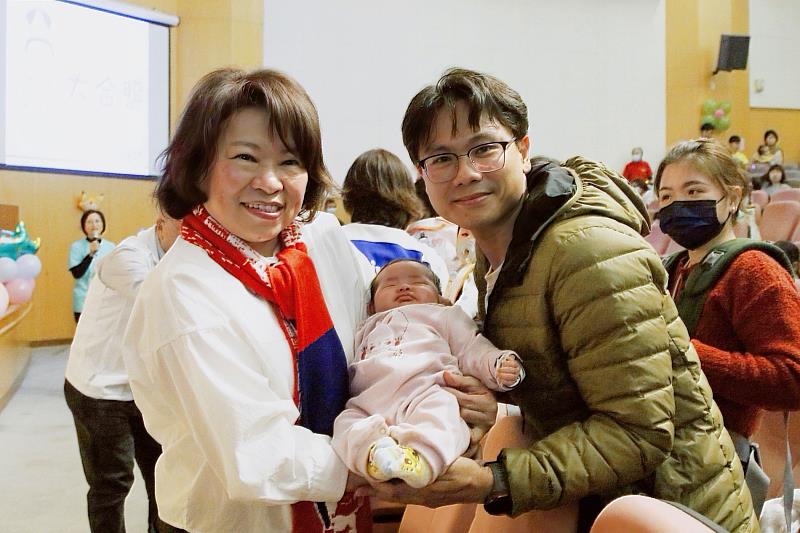 市長黃敏惠出席「佛光寶寶祝福禮暨佛光兒童回娘家活動」與市民開心合照