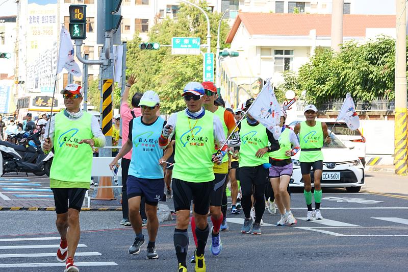 「為公益而跑盲人環台活動」盲人環台行動 元旦跑抵嘉義市政府