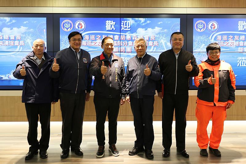 中華民國海巡之友總會胡會長、艦隊分署吳副分署長及海巡同仁合影