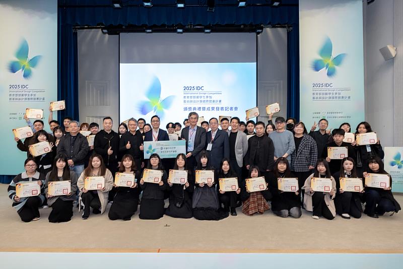 廖高賢司長頒發支票給中國科技大學獲獎師生，並一同合影留念。（照片/校方提供）