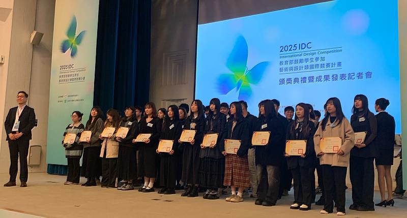 中國科技大學獲獎學生與廖高賢司長合影。（照片/校方提供）