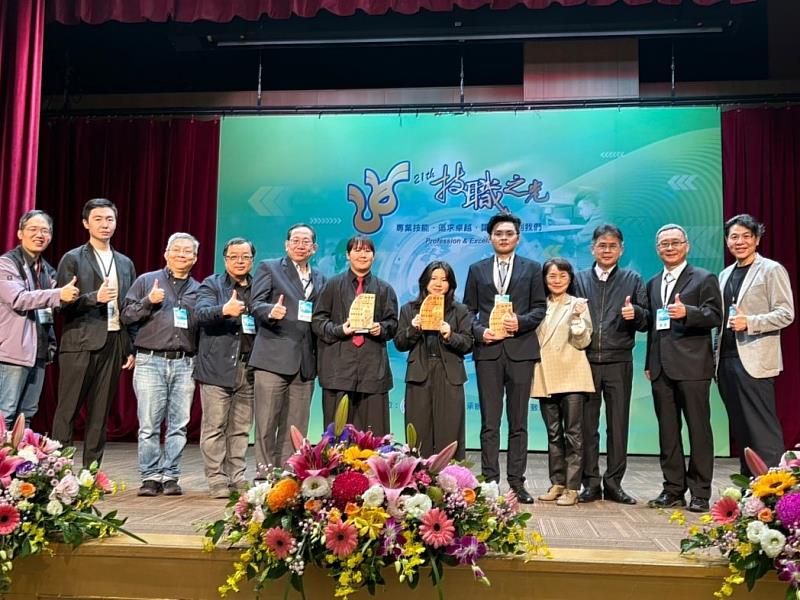 中國科大廖憲文副校長（右2）、教務長（左5）與建築系、室設系、視傳系與土木系師生頒獎典禮合影。（照片/校方提供）