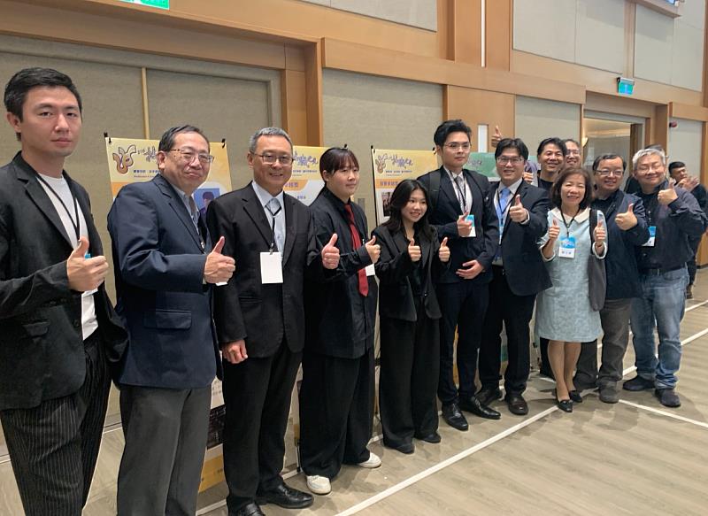 中國科大獲獎師生與教育部務次長朱俊彰（前排右4）合影。（照片/校方提供）