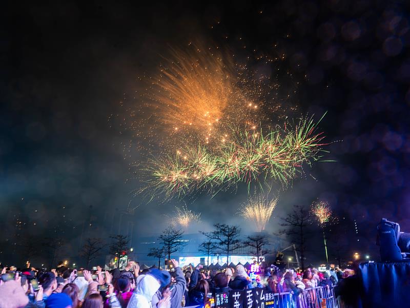 眾人在長達300秒的繽紛煙火秀中，迎接充滿希望的2026年。