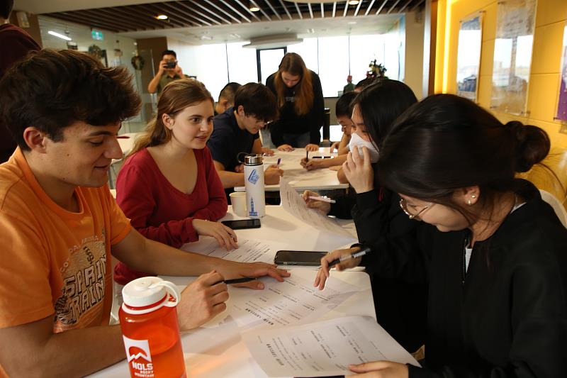 淡江學生與美國高中生分組交流。（圖／淡江大學提供）