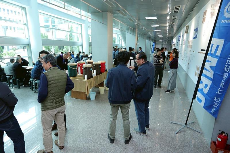 在場校友與學生、師長把握機會進行面對面交流。