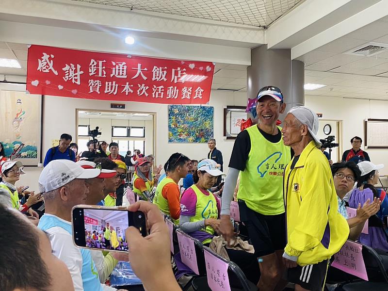 「盲人環台 公益路跑」抵嘉義若竹兒 用腳步傳遞愛心