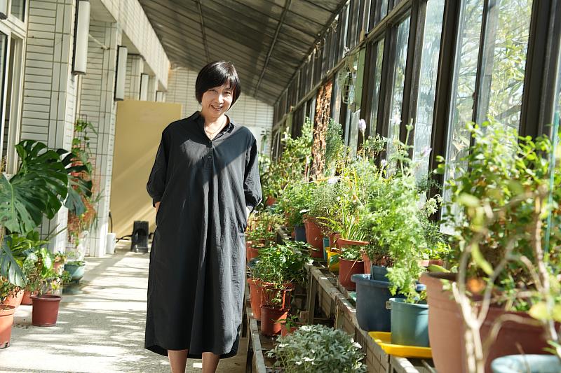 嘉藥高毓瑩老師打造的藥用植物教室包括瓶爾小草、莪朮及貓鬚草等60幾種藥用植物。