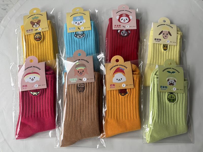 福利熊、大全熊與水果探險隊的刺繡中筒襪，成為新年實穿又討喜的選擇。