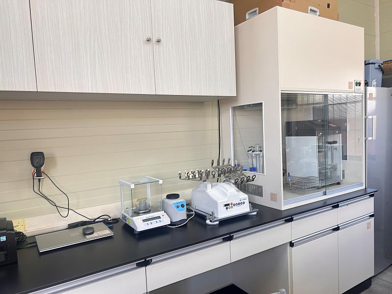 農糧署於各大蔬果供貨單位輔導設置質譜快檢前處理站。（圖為高雄市美濃區農會）