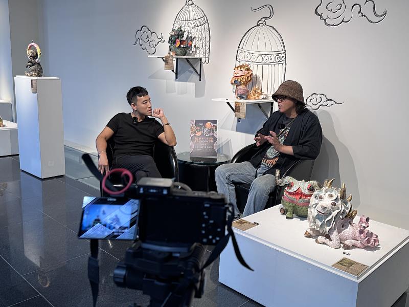 （2025年8月展出紀錄）梁佑華於鶯歌光點展出並參與訪談對話，與觀眾分享神獸系列如何回應當代情緒與歸屬想像；此次將於ONE ART Taipei 2026延續這段持續生成的創作對話。