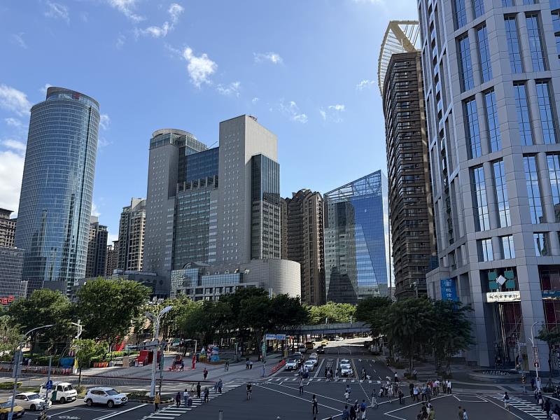信義房屋新板特區店專案經理胡毓婷表示，生活各方面的便利度都是重劃區或是市內其他區無可比擬的，因此保值性相當高。
