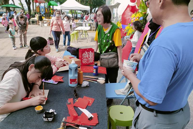園遊會活動現場，南大團隊與竹橋國小師長陪伴學生與家長進行手作體驗，呈現親師生共同學習的交流畫面。