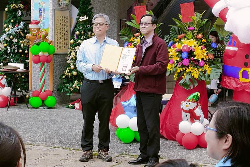 南大與竹橋國小於跳蚤市場園遊會開幕儀式中進行感謝與表揚，展現校地合作攜手為孩子打造多元學習活動的成果。