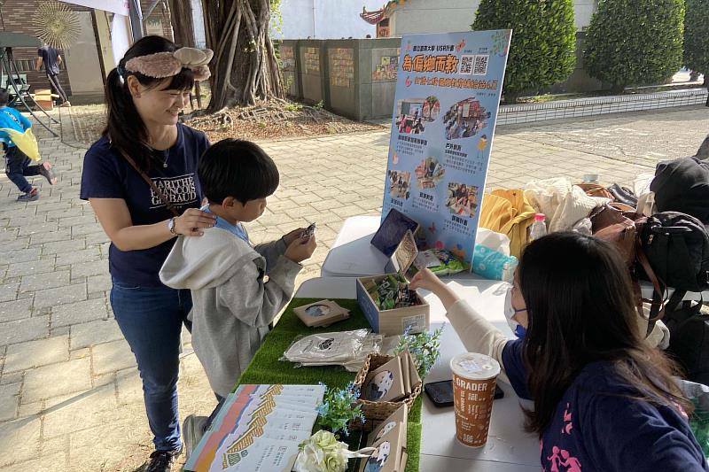 南大「為偏鄉而教」計畫團隊於園遊會中與學生及家長互動交流，分享大學走入校園、陪伴孩子學習的實際行動。
