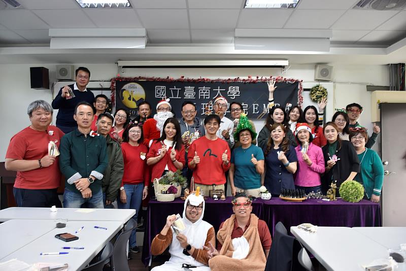 南大EMBA第10屆與第11屆學生齊聚一堂合影，於聖誕氛圍中展現跨屆交流情誼。