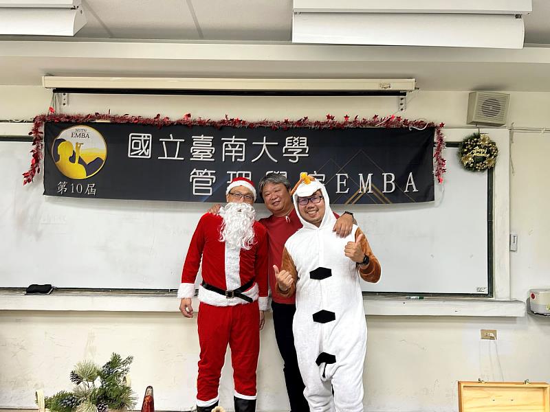 南大EMBA學生以聖誕裝扮出席活動，在香氛環繞中共享溫馨學習時光。