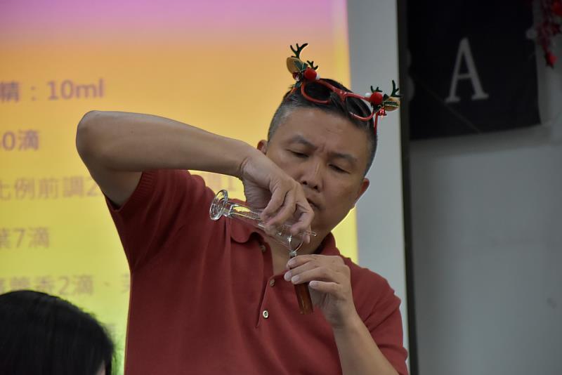 南大EMBA學生專注進行精油調香體驗，透過嗅覺探索香氣層次與個人風格。